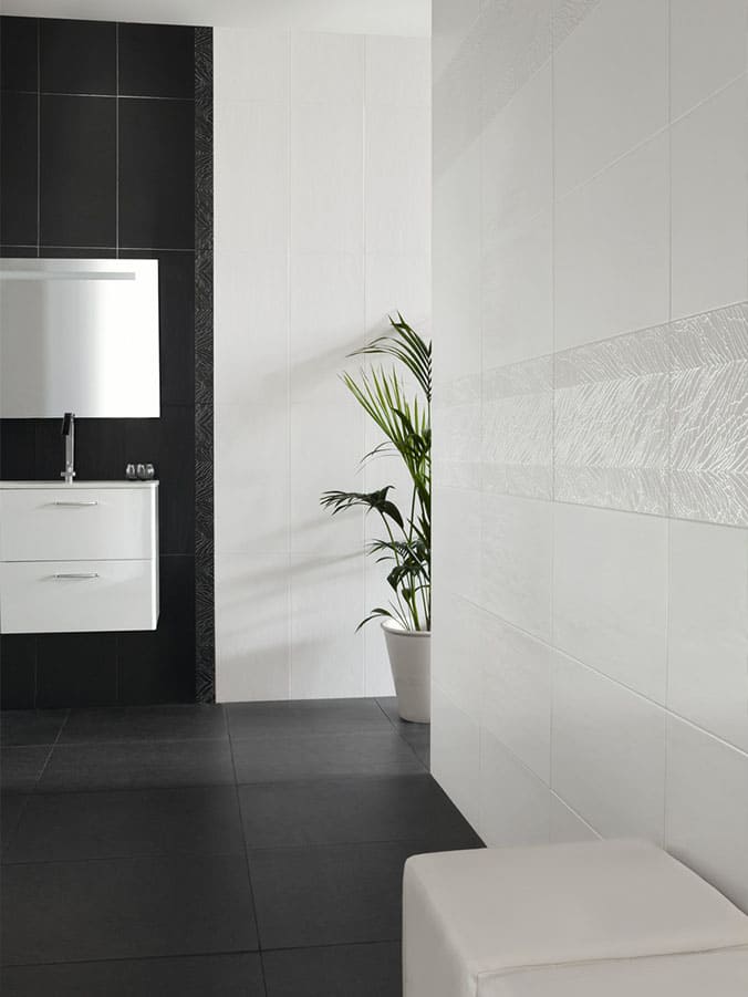 Rivestimento grès Grespania linea Eden effetto pietra di colore bianco installato sulla parete di un bagno