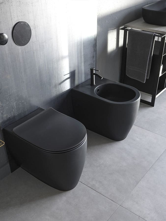 Sanitari bidet e water a terra Scarabeo Ardesia collezione color di colore nero installati all'interno di un bagno