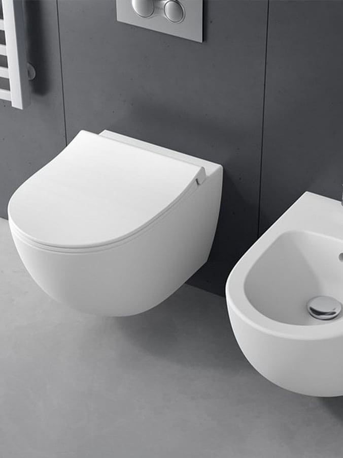 Sanitari bidet e water sospesi Vitra di colore bianco installati all'interno di un bagno