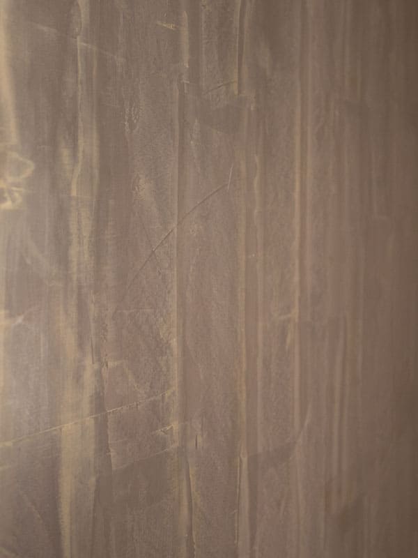 Dettagli rivestimento in stucco veneziano di colore marrone