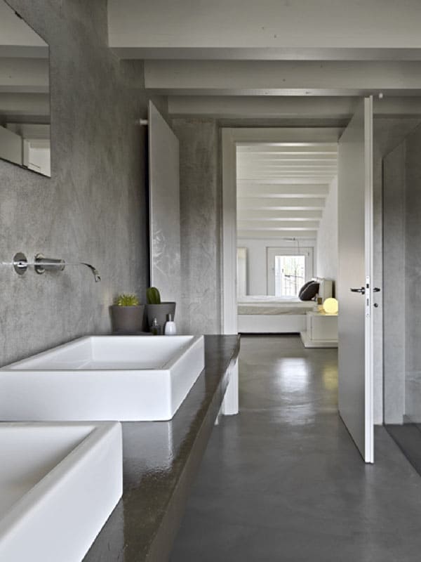 Resina a pavimento marca Elekta tipologia Polikroma di colore grigio installato su un pavimento di un bagno